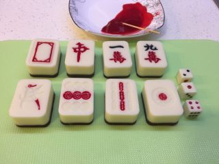 52、有内涵的麻将牌,红色面糊全部填好，放在一旁晾干