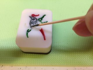 58、有内涵的麻将牌,用牙签沾取浅灰色面糊，将幺鸡剩余的位置填满