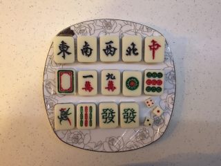 60、有内涵的麻将牌,全部画好以后等待自然晾干，可以放在密封盒里，放入冰箱冷藏可保存一周，冷冻可保存更久。成品可以装在礼品盒里，做成精致的巧克力DIY礼盒，也可以放在蛋糕上面作为装饰的元素。