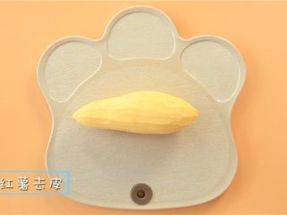 2、粗粮粥,红薯去皮 。