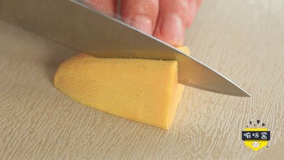 3、粗粮粥,切成小块 。