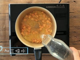 4、粗粮粥,大米、小米、绿豆和红薯倒入锅中，加入足量的水。