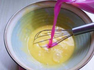 3、火龙果蛋糕,加入榨好的火龙果汁。