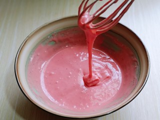 5、火龙果蛋糕,提起打蛋器蛋黄糊顺利流动即可,放旁边备用。