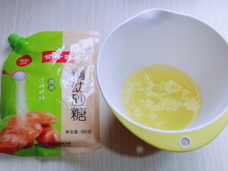 6、火龙果蛋糕,蛋白打发,往蛋白里加入柠檬汁(白醋也可以)