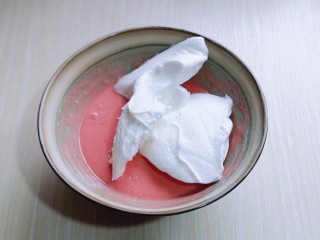 9、火龙果蛋糕,取三分之一的蛋白霜加入蛋黄糊中,翻拌手法直至看不到蛋白霜。