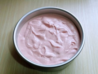 12、火龙果蛋糕,再将做好的蛋糕糊倒入模具中,将蛋糕模具,从上往下摔模具,震出气泡。(可以多摔几次)此时将烤箱145度预热5分钟。