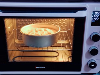 13、火龙果蛋糕,上下管145度烤50分钟,戴上隔热手套,取出烤盘,垂直摔一下,震出热气。即可倒扣再烤网上,下面可以放两个碗,这样凉的比较快。