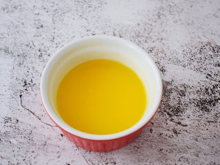 2、双色玛德琳蛋糕,黄油隔水融化备用