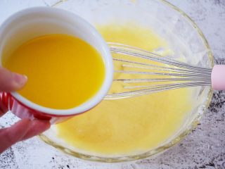 6、双色玛德琳蛋糕,加入黄油，搅拌均匀