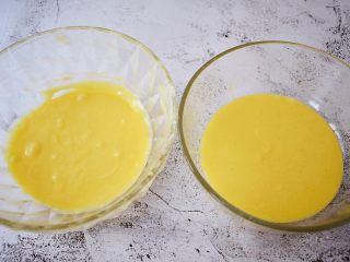 7、双色玛德琳蛋糕,把拌匀的面粉平均分成两份