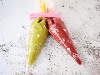 9、双色玛德琳蛋糕,装入裱花袋中，放入冰箱冷藏一小时