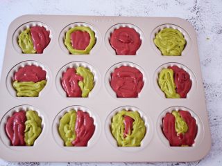 10、双色玛德琳蛋糕,一小时后取出回温一下，再根据自己喜好把两种面粉相互的挤入模具中