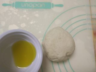 4、黑椒鸡肉披萨,揉成光滑面团后加入橄榄油。