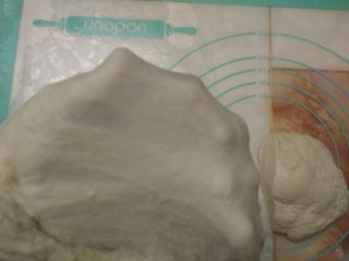 5、黑椒鸡肉披萨,继续揉至面团能够拉出薄膜