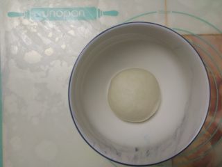 6、黑椒鸡肉披萨,揉圆后放入容器中,加盖保鲜膜,放温暖入发酵。