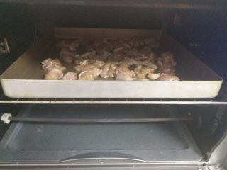 8、黑椒鸡肉披萨,入预热好的烤箱,180度15分钟。烤好后取出冷却备用。