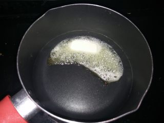 9、黑椒鸡肉披萨,接下来炒披萨酱。锅烧热后放入黄油熔化