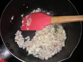 10、黑椒鸡肉披萨,加入切碎的洋葱和蒜末粒炒出香味。