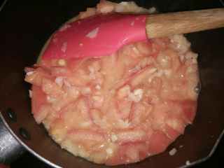 11、黑椒鸡肉披萨,加入切成小块的西红柿翻炒均匀。