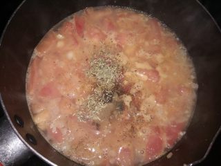 12、黑椒鸡肉披萨,加入清水、盐、披萨草、糖,煮沸后转小火煮20分钟左右,煮到西红柿彻底边软烂。大火为断翻炒,成为的酱状,加入黑胡椒粉拌匀,冷却备用。