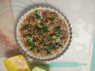 18、黑椒鸡肉披萨,再撒上适量马苏里拉芝士,放上青椒、烤好的鸡肉。