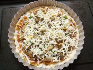 19、黑椒鸡肉披萨,最后撒上适量马苏里拉芝士。