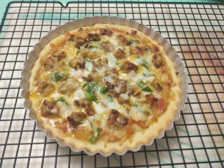 21、黑椒鸡肉披萨,取出烤好的披萨,脱模后即可。