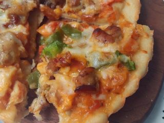 23、黑椒鸡肉披萨,切块享用