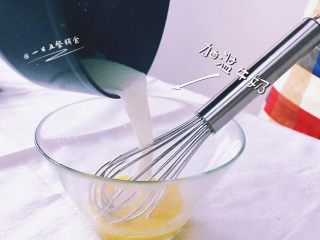 4、甜橙牛奶蛋羹,鸡蛋打散，加入温牛奶打匀。