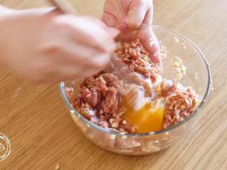 9、四喜丸子12m+宝宝辅食,同一个方向，一直搅打上劲，尽量多打一会儿，不容易散~