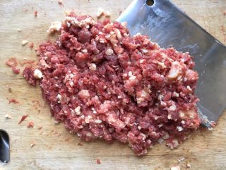 1、手工牛肉水饺,牛肉选择有肥肉的，剁成肉糜。