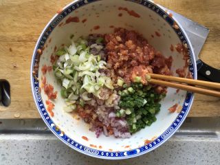 3、手工牛肉水饺,大葱、香葱、洋葱切碎加入，倒入1瓶盖料酒，适量姜粉、白胡椒粉，生抽、蚝油，最后加一点盐