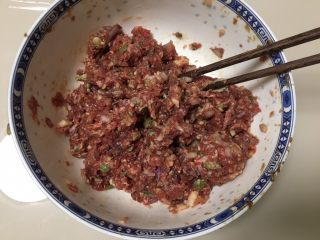 4、手工牛肉水饺,搅拌均匀，沿着一个方向搅打上劲，然后盖上保鲜膜，放冰箱冷藏备用