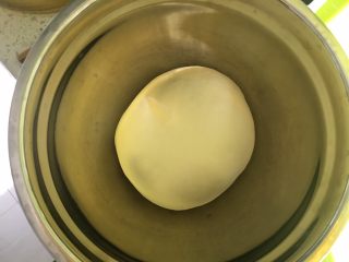 6、手工牛肉水饺,然后用水揉到面团光滑，盖上保鲜膜松弛20分钟