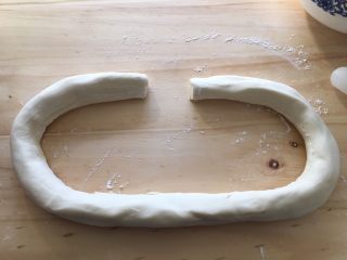 8、手工牛肉水饺,然后切断开