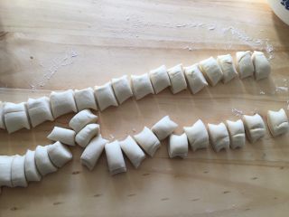 9、手工牛肉水饺,把搓长的面团切成小面团剂子，盖上保鲜膜，防止面团变干