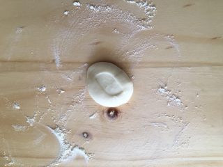 10、手工牛肉水饺,取一个面团剂子按扁