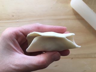 13、手工牛肉水饺,对折饺子皮，中间处捏合