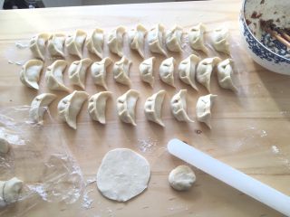 16、手工牛肉水饺,重复以上步骤把饺子全部包好