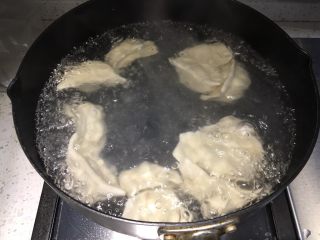 17、手工牛肉水饺,坐一锅热水，水微沸腾时倒入饺子，第一次水煮沸腾后加入适量清水，等待第二次沸腾，然后再加一次凉水继续煮，这次盖上锅盖，主要要守着锅，以免水沸腾扑出来。（前两次水沸腾是为了煮熟饺子皮，最后一次加盖为了馅熟透）