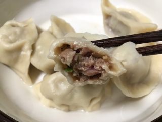 19、手工牛肉水饺,咬一口没有蘸料的，鲜到眉毛掉，饺子皮有韧性