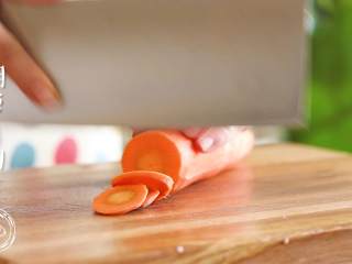 2、胡萝卜牛肉饼12m+,胡萝卜切片，焯水后捞出