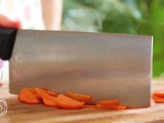 3、胡萝卜牛肉饼12m+,切碎，备用~
