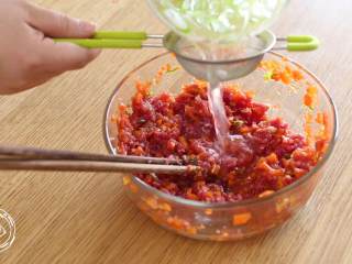 4、胡萝卜牛肉饼12m+,接着，牛肉馅中放入胡萝卜碎、小葱碎、少量盐、酱油，顺时针搅拌均匀~