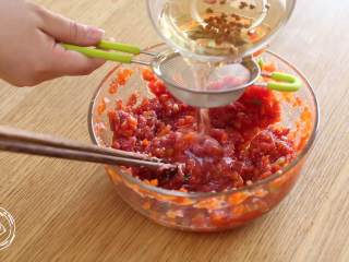 5、胡萝卜牛肉饼12m+,接着，牛肉馅中放入胡萝卜碎、小葱碎、少量盐、酱油，顺时针搅拌均匀~