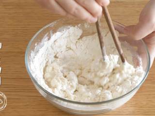 6、胡萝卜牛肉饼12m+,接下来开始和面，面粉加温水，和成面团，可以偏软一些~