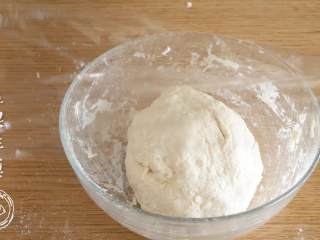 7、胡萝卜牛肉饼12m+,盖上保鲜膜，醒发几分钟~