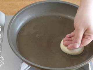 11、胡萝卜牛肉饼12m+,锅中刷油，放入饼，稍微压一下~