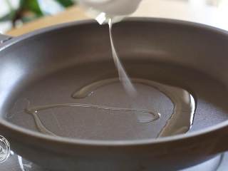 10、胡萝卜牛肉饼12m+,锅中倒油